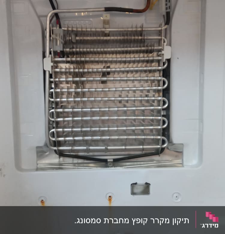 סליל קירור במקרר עם חיבורים חשמליים